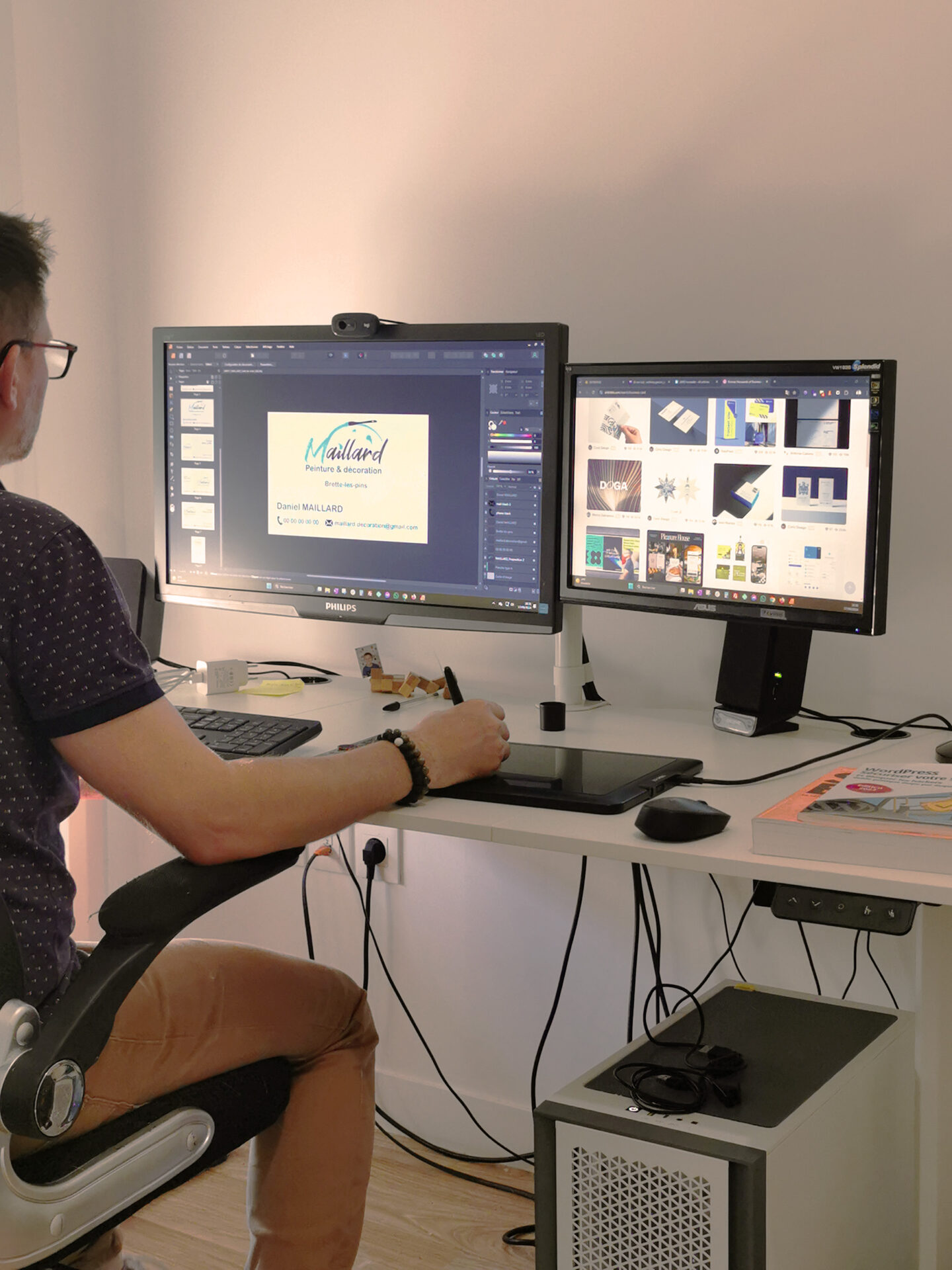 creation-graphique-le-mans Une personne en pleine création graphique devant son ordinateur, assis à son bureau.